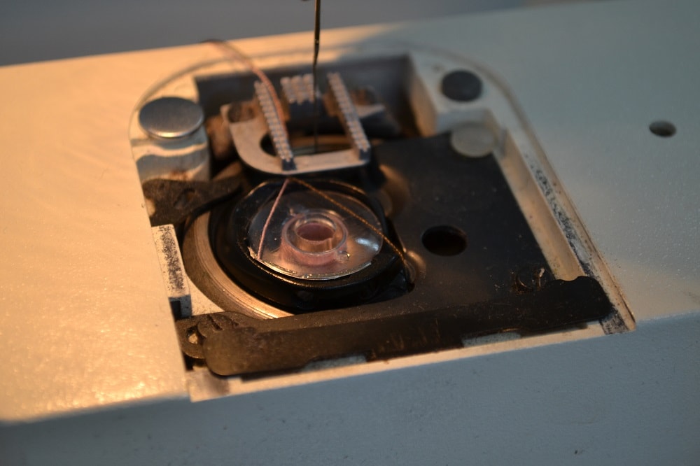 Sliding top thread around shuttle surface