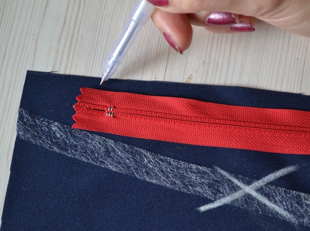 The inserting a centered zipper we will start with preparation