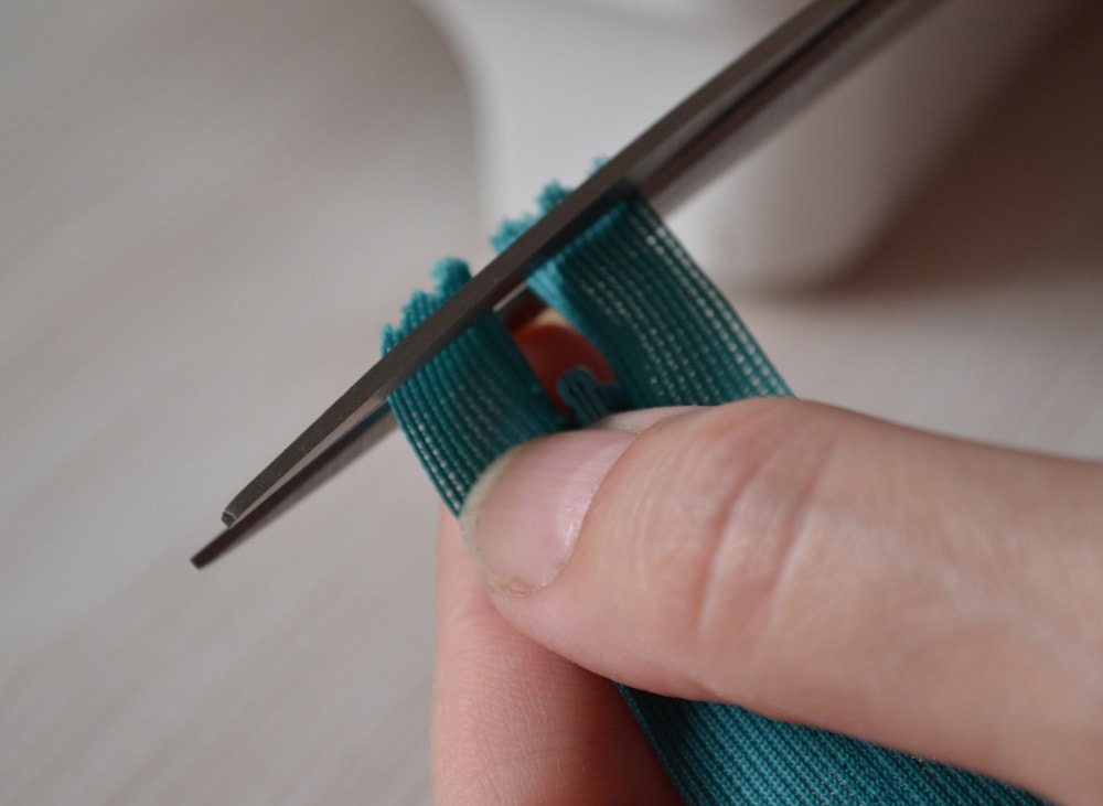 Cutting the top edges of invisible zipper