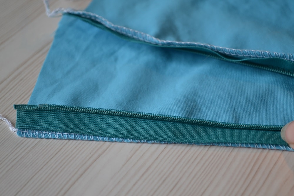 Start to sew a right side of zipper